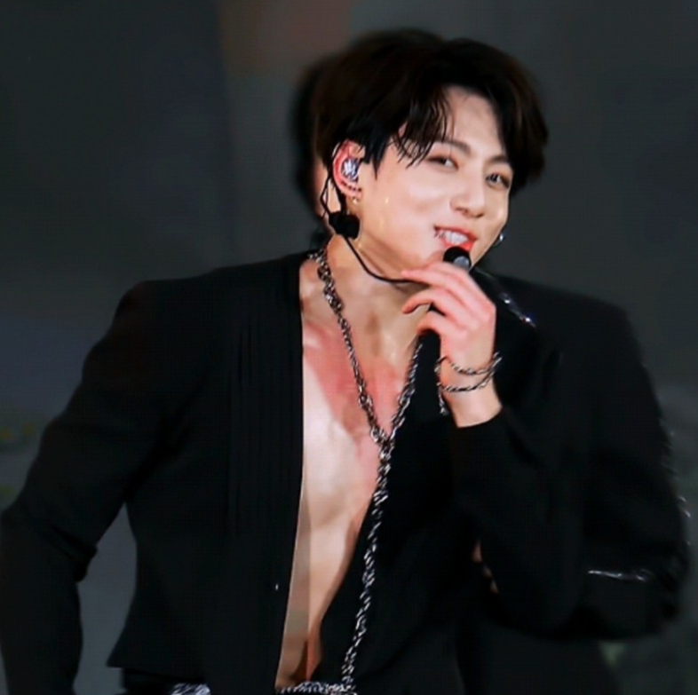 방탄소년단 정국 단추 과감히 파업..아미들에게 기쁨 선사 | 스타뉴스
