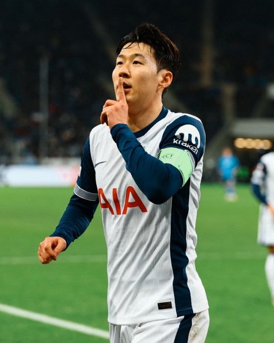 손흥민이 24일(한국시간) 독일 신스하임의 프리제로 아레나에서 열린 2024~2025시즌 유럽축구연맹(UEFA) 유로파리그(UEL) 7라운드에서 호펜하임을 상대로 득점 후 세리머니를 하고 있다. /사진=토트넘 공식 SNS