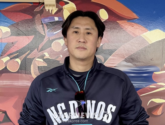 NC 이용찬이 25일 창원NC파크에서 취재진과 인터뷰를 하고 있다. /사진=양정웅 기자