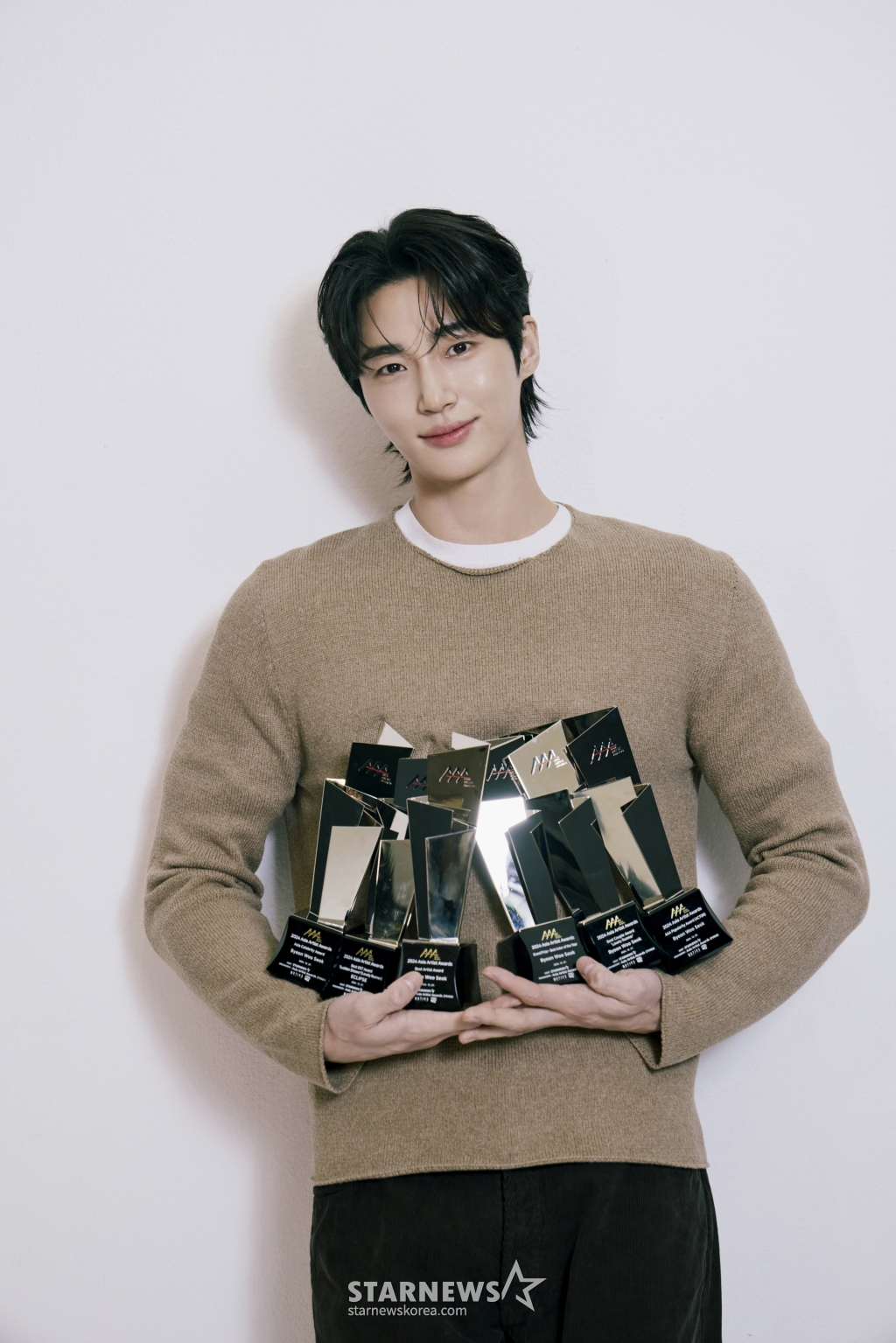 배우 변우석이 서울 종로구 스타뉴스 사옥에서 진행된 '제 9회 아시아 아티스트 어워즈'(The 9th Asia Artist Awards, 이하 'AAA 2024')' 수상 인터뷰를 위해 포즈를 취하고 있다. 변우석은 지난해 12월 27일(현지시각) 태국 방콕에서 열린 'AAA 2024'에서 '대상' 격인 '올해의 남우주연상'과 더불어 'AAA 인기상', 'AAA 아시아 셀러브리티상', '베스트 아티스트상', '베스트 커플상', '베스트 OST상' 등을 차지했다. / 사진제공=바로엔터테인먼트 /사진=김창현 chmt@