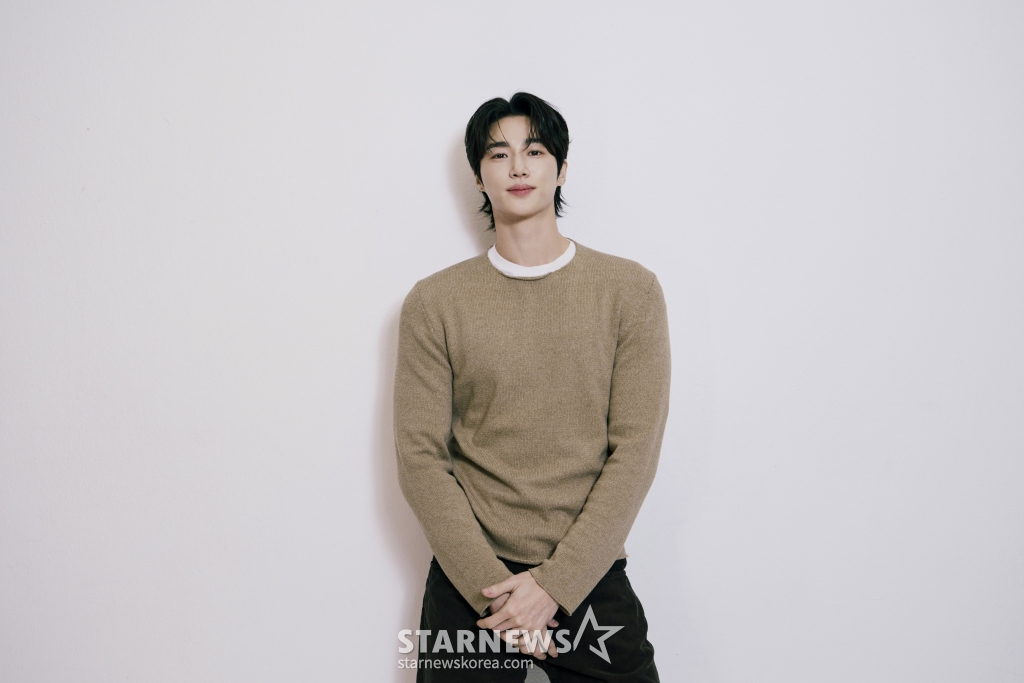 배우 변우석이 서울 종로구 스타뉴스 사옥에서 진행된 '제 9회 아시아 아티스트 어워즈'(The 9th Asia Artist Awards, 이하 'AAA 2024')' 수상 인터뷰를 위해 포즈를 취하고 있다. 변우석은 지난해 12월 27일(현지시각) 태국 방콕에서 열린 'AAA 2024'에서 '대상' 격인 '올해의 남우주연상'과 더불어 'AAA 인기상', 'AAA 아시아 셀러브리티상', '베스트 아티스트상', '베스트 커플상', '베스트 OST상' 등을 차지했다. / 사진제공=바로엔터테인먼트 /사진=김창현 chmt@