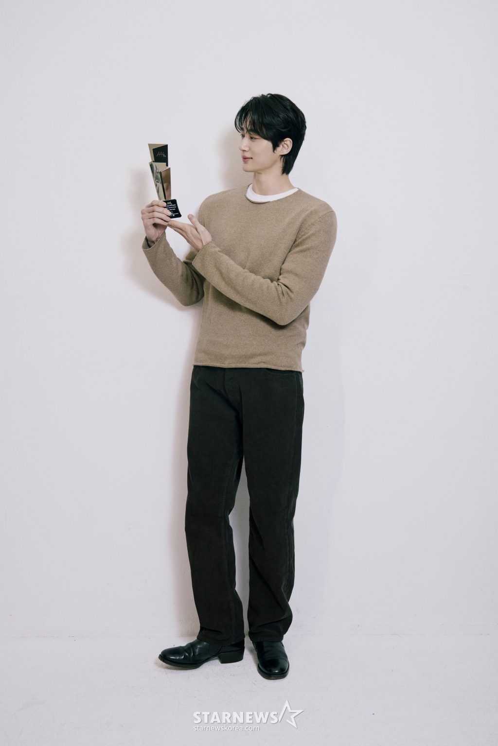 배우 변우석이 서울 종로구 스타뉴스 사옥에서 진행된 '제 9회 아시아 아티스트 어워즈'(The 9th Asia Artist Awards, 이하 'AAA 2024')' 수상 인터뷰를 위해 포즈를 취하고 있다. 변우석은 지난해 12월 27일(현지시각) 태국 방콕에서 열린 'AAA 2024'에서 '대상' 격인 '올해의 남우주연상'과 더불어 'AAA 인기상', 'AAA 아시아 셀러브리티상', '베스트 아티스트상', '베스트 커플상', '베스트 OST상' 등을 차지했다. / 사진제공=바로엔터테인먼트 /사진=김창현 chmt@