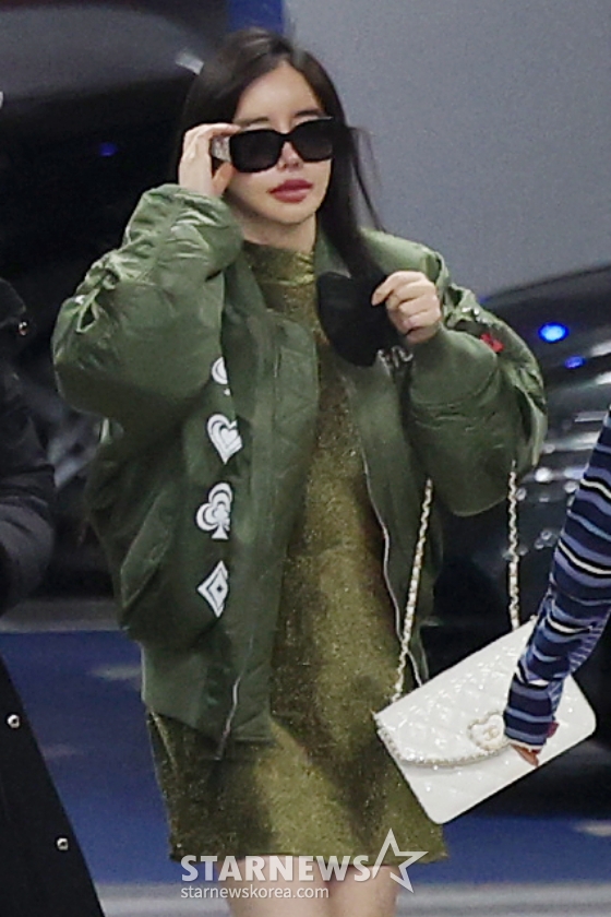(인천공항=뉴스1) 권현진 기자 = 투애니원 박봄이 해외 일정을 위해 21일 인천국제공항 제2여객터미널을 통해 마카오로 출국하고 있다. 2025.2.21/뉴스1 Copyright (C) 뉴스1. All rights reserved. 무단 전재 및 재배포, AI학습 이용 금지. /사진=(인천공항=뉴스1) 권현진 기자