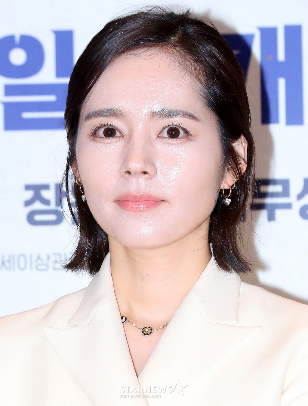 배우 한가인이 11일 오후 서울 용산구 아이파크몰 CGV에서 진행된 영화 '시민덕희' VIP시사회에 참석해 포즈를 취하고 있다. '시민덕희'는 보이스피싱을 당한 평범한 시민 덕희(라미란 분)에게 사기 친 조직원 재민(공명 분)의 구조 요청이 오면서 벌어지는 통쾌한 추적극이다. 오는 24일 개봉. 2024.01.11 /사진=김창현