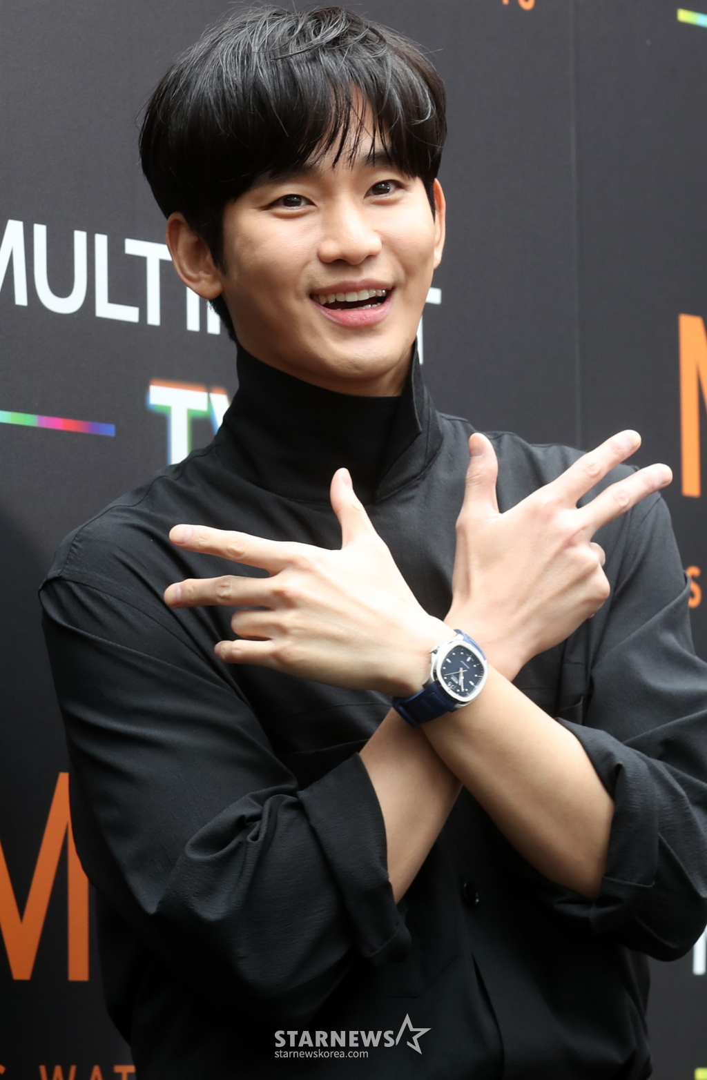 배우 김수현이 25일 오전 서울 성동구 성수동의 한 스튜디오에서 열린 시계브랜드 행사에 참석해 포즈를 취하고 있다. 2024.04.25 /사진=임성균