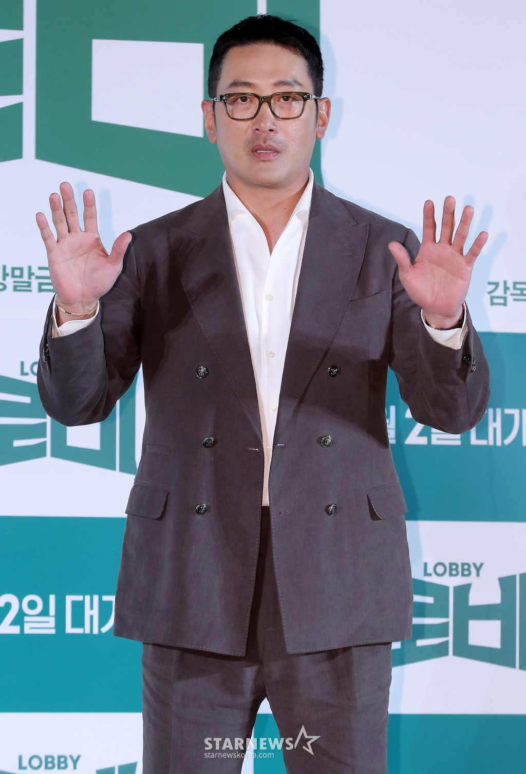 감독 겸 배우 하정우가 4일 오전 서울 광진구 롯데시네마 건대입구에서 진행된 영화 '로비' 제작보고회에 참석해 포즈를 취하고 있다. '로비'는 연구밖에 모르던 스타트업 대표 창욱(하정우 분)이 4조 원의 국책사업을 따내기 위해 인생 첫 로비 골프를 시작하는 이야기. 내달 2일 개봉. 2025.03.04 /사진=김창현 chmt@