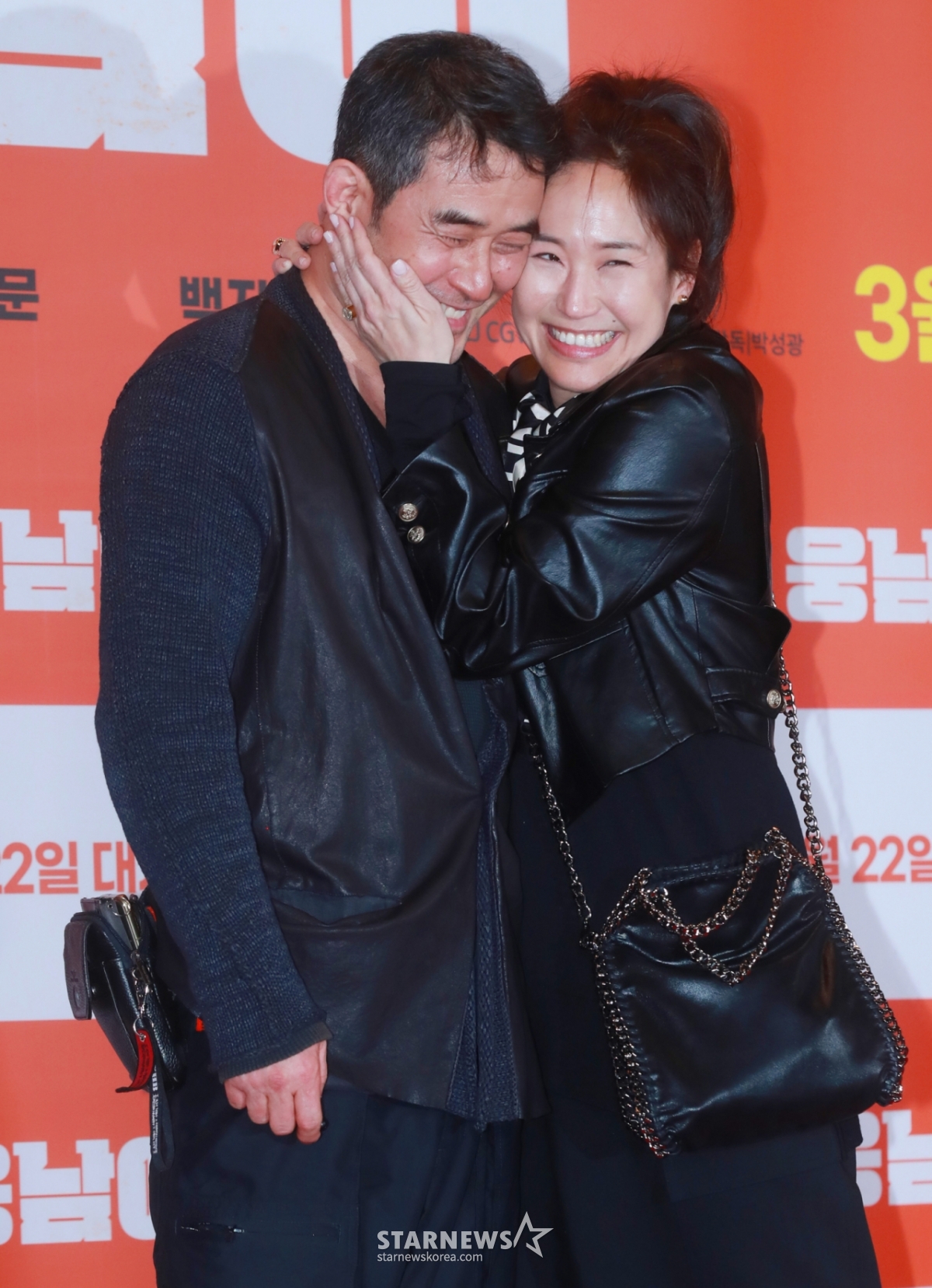 최민수, 강주은 부부가 20일 서울 CGV 용산아이파크몰에서 진행된 영화 '웅남이'(감독 박성광) VIP시사회에 참석해 포즈를 취하고 있다. 반달곰이라는 특별한 '비밀'을 가진 사나이가 특유의 짐승 같은 능력으로 국제 범죄 조직에 대항하여 공조 수사를 하며 벌어지는 코믹 액션 '웅남이'는 오는 22일 개봉한다. /2023.03.20