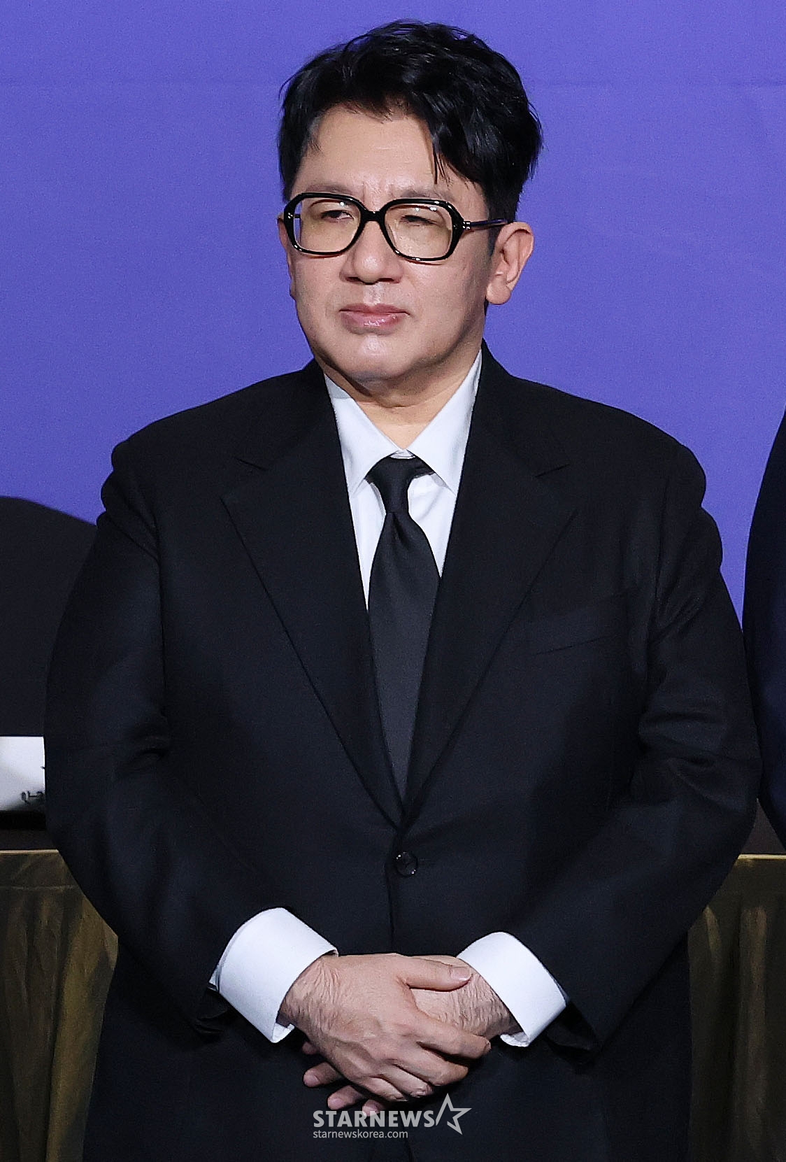 (서울=뉴스1) 박세연 기자 = 방시혁 하이브 이사회 의장이 20일 서울 여의도 FKI타워에서 열린 한경협 제64회 정기총회·새 CI 공개 행사에 참석해 신규 회원사 대표로 기념촬영하기 위해 자리하고 있다. 2025.2.20/뉴스1 Copyright © 뉴스1. All rights reserved. 무단 전재 및 재배포, AI학습 이용 금지. /사진=(서울=뉴스1) 박세연 기자