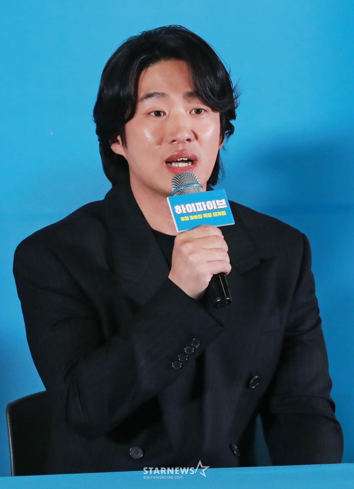 배우 안재홍이 26일 오후 서울 CGV용산아이파크몰에서 진행된 영화 '하이파이브'(감독 강형철) 언론배급시사회 및 기자간담회에 참석해 질문에 답하고 있다. 장기이식으로 우연히 각기 다른 초능력을 얻게 된 다섯 명이 그들의 능력을 탐하는 자들과 만나 벌어지는 판타지, 코미디, 액션 영화 ‘하이파이브’는 오는 30일 개봉한다. /2025.05.26 /사진=이동훈 photoguy@