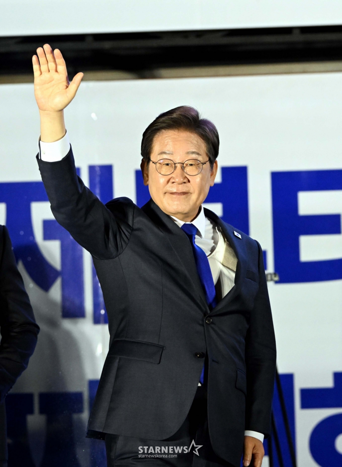 (서울=뉴스1) 안은나 기자 = 당선이 확실시된 이재명 더불어민주당 대통령 후보가 4일 서울 여의도 국회 앞에 마련된 민주당 국민개표방송시청 현장을 찾아 지지자들에게 인사하고 있다. (공동취재) 2025.6.4/뉴스1  Copyright © 뉴스1. All rights reserved. 무단 전재 및 재배포,  AI학습 이용 금지. /사진=(서울=뉴스1) 안은나 기자