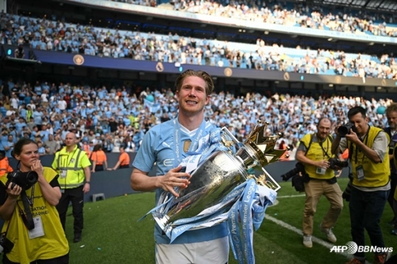 EPL 우승컵을 들고 미소짓는 케빈 더 브라위너. /AFPBBNews=뉴스1