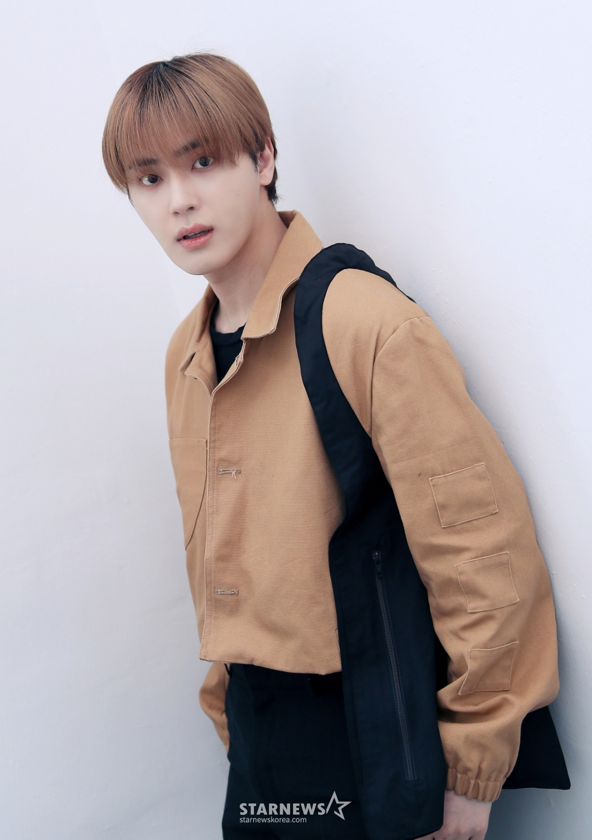 그룹 더보이즈(THE BOYZ) 주학년이 서울 강남구 IST엔터테인먼트 사옥에서 진행된 '2023 아시아 아티스트 어워즈 인 필리핀'(2023 Asia Artist Awards IN THE PHILIPPINES, 이하 2023 AAA) 수상 인터뷰에 앞서 포즈를 취하고 있다.  더보이즈는 '2023 AAA'에서 AAA 가수 부문 베스트 아티스트상과 멤버 영훈이 배우 부문 포커스상을 수상했다.  더보이즈는 지난 한해 동안 8번째 미니앨범 '비 어웨이크'(BE AWAKE), 두 번째 정규 앨범 '판타지' 파트1 '크리스마스 인 어거스트'(Christmas In August) 그리고 '판타지' 파트2 '식스 센스'(Sixth Sense) 등을 발매하며 팬들의 큰 사랑을 받았다. /사진=김창현