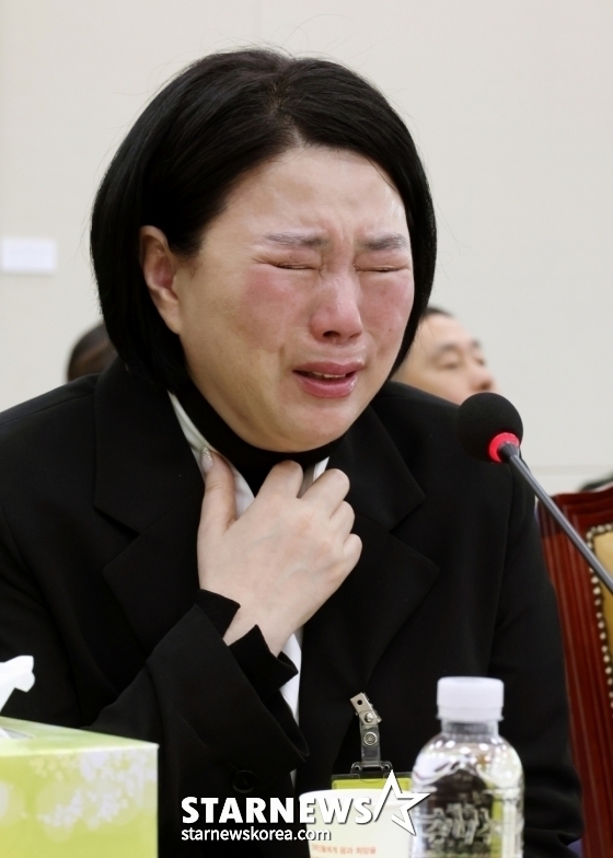 [서울=뉴시스] 조성우 기자 = 18일 서울 여의도 국회에서 고 오요안나 MBC 기상캐스터 사망 사건 관련 현안질의 등을 위해 열린 과학기술정보방송통신위원회 전체회의에서 고 오요안나 어머니 장연미 씨가 눈물을 흘리며 의원 질의에 답변하고 있다. 오른쪽부터 박미나 MBC 경영본부장, 이진숙 방송통신위원장, 고 오요안나 씨의 어머니 장연미 씨. 2025.04.18. xconfind@newsis.com /사진=조성우