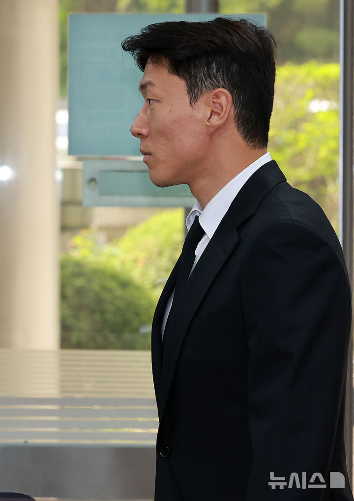 축구선수 황의조가 24일 오후 서울 서초구 서울중앙지방법원에서 열린 불법촬영 등 혐의 항소심 2차 공판에 출석하고 있다. /사진=뉴시스