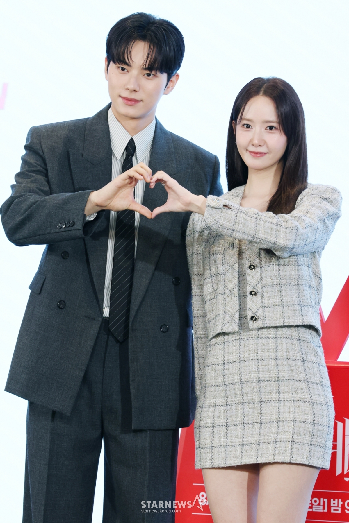 배우 이채민, 임윤아가 19일 오후 서울 구로구 더세인트에서 진행된 tvN 토일드라마 '폭군의 셰프' 제작발표회에 참석해 포즈를 취하고 있다. 최고의 순간 과거로 타임슬립한 셰프가 최악의 폭군이자 절대 미각 소유자인 왕을 만나며 벌어지는 서바이벌 판타지 로맨틱코미디 '폭군의 셰프'는 오는 23일 첫 방송된다. /2025.08.19 /사진=이동훈 photoguy@