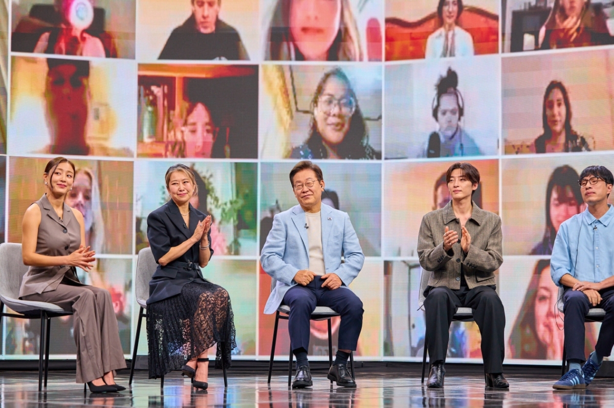 (왼쪽부터) 영화의 OST를 부른 걸그룹 트와이스의 멤버 정연·지효, 매기 강 감독, 이재명 대통령, 음악 프로듀서 겸 디제이 알티(R.Tee), 평론가 김영대 / 사진=대통령실 제공