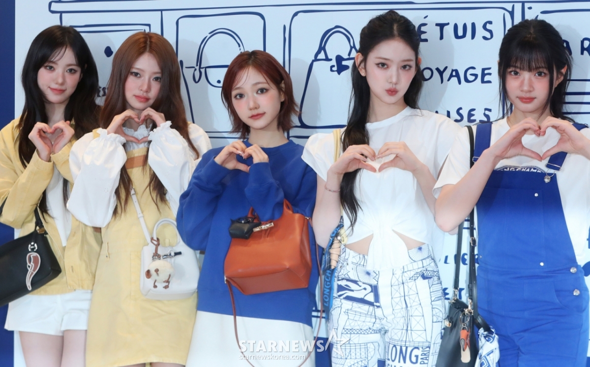 [서울=뉴시스] 김혜진 기자 = 그룹 키키(왼쪽부터 수이, 하음, 지유, 이솔, 키야)이 4일 오전 서울 서초구 신세계백화점 강남점에서 열린 프랑스 브랜드 롱샴 팝업 기념 포토행사에서 포즈를 취하고 있다. 2025.06.04. jini@newsis.com /사진=김혜진