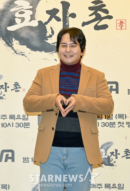 배우 윤기원이 1일 오후 서울 상암동 스탠포드호텔에서 진행된 ENA 예능 '효자촌' 제작발표회에 참석해 포즈를 취하고 있다. 오늘날 점점 희석되어 가는 효의 가치를 새롭게 돌아보기 위한 하이퍼리얼리즘 효도 버라이어티 '효자촌'은 오늘(1일) 첫 방송된다. /사진제공=ENA 2022.12.01