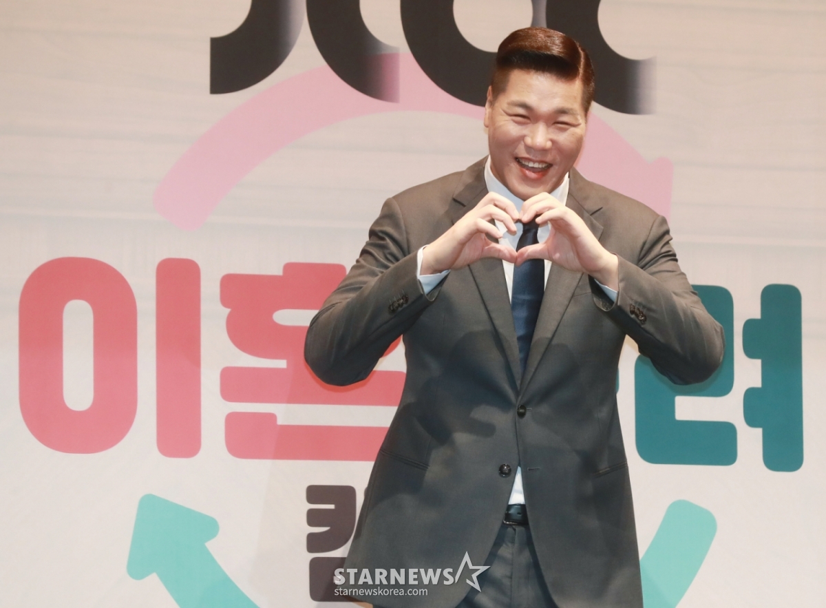 방송인 서장훈이 13일 오전 서울 라마다서울 신도림 호텔에서 진행된 JTBC 예능 '이혼숙려캠프' 제작발표회에 참석해 포즈를 취하고 있다. 인생을 새로고침하기 위한 부부들의 이야기 '이혼숙려캠프'는 오는 15일 첫 방송된다. /2024.08.13 /사진=이동훈