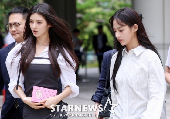 뉴진스 다니엘, 민지가 14일 서울 지방법원에서 열린 전속계약 유효 확인 소송 변론을 마친 뒤 법원을 나서고 있다. /2025.08.14 /사진=김휘선 hwijpg@