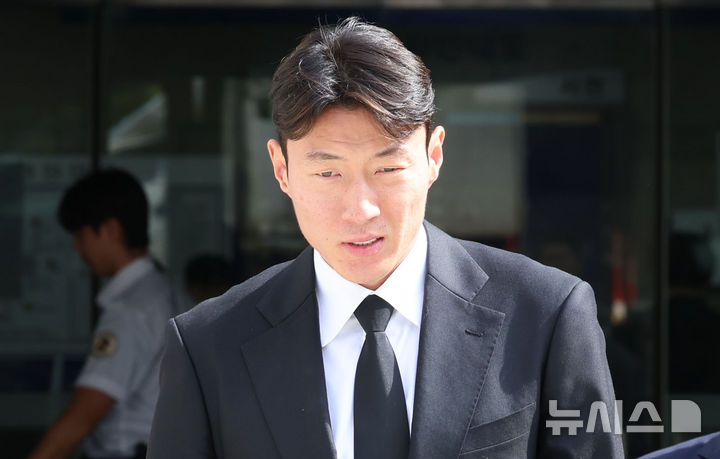 축구선수 황의조가 4일 오후 서울 서초구 서울중앙지방법원에서 열린 불법촬영 등 혐의 항소심 선고를 마치고 법원을 나서고 있다. /사진=뉴시스