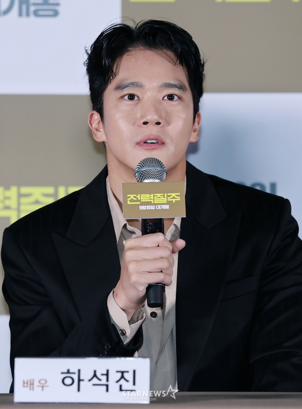 배우 하석진이 5일 오후 서울 롯데시네마월드타워점에서 진행된 영화 '전력질주'(감독 이승훈) 언론배급시사회 및 기자간담회에 참석해 인사말을 하고 있다. 2017년 광주광역시청 소속 김국영 선수가 세운 남자 100m 한국 기록(10.07초)을 모티브로 제작된 '전력질주'는 마지막 기회를 노리는 베테랑 선수와 가능성 높은 신예 스프린터의 도전을 그린다. /2025.09.05 /사진=이동훈 photoguy@