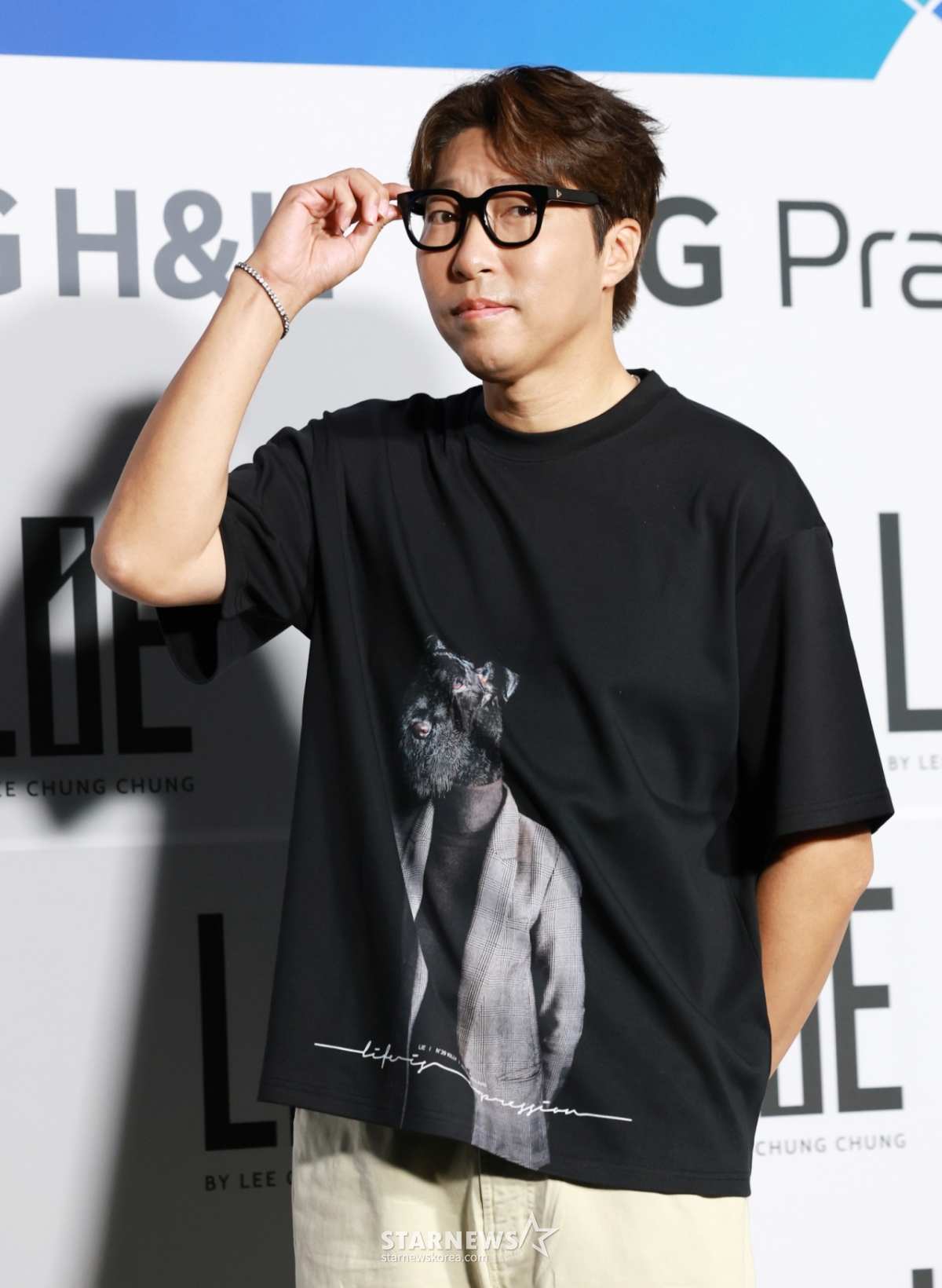 (서울=뉴스1) 권현진 기자 = 방송인 대도서관이 4일 서울 중구 동대문디자인플라자(DDP)에서 열린 2026 S/S서울패션위크 라이(LIE) 패션쇼에 참석해 포즈를 취하고 있다. 2025.9.4/뉴스1 Copyright © 뉴스1. All rights reserved. 무단 전재 및 재배포, AI학습 이용 금지. /사진=(서울=뉴스1) 권현진 기자
