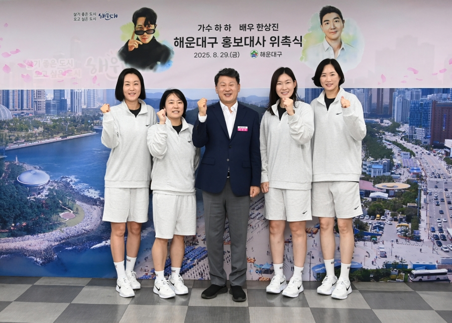 오른쪽에서 두번쨰가 박정은 감독