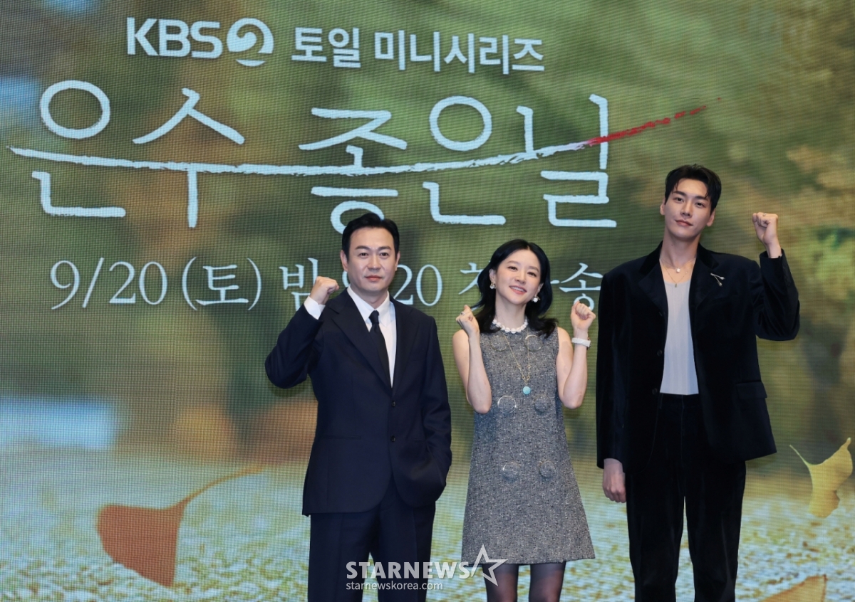 배우 박용우, 이영애, 김영광이 16일 오후 서울 구로구 더세인트에서 진행된 KBS 2TV 드라마 '은수 좋은 날' 제작발표회에 참석해 포즈를 취하고 있다. 가족을 지키고 싶은 학부모 강은수와 두 얼굴의 선생 이경이 우연히 얻은 마약 가방으로 벌이는 위험 처절한 동업 일지 '은수 좋은 날'은 오는 20일 첫 방송된다. /2025.09.16 /사진=이동훈 photoguy@
