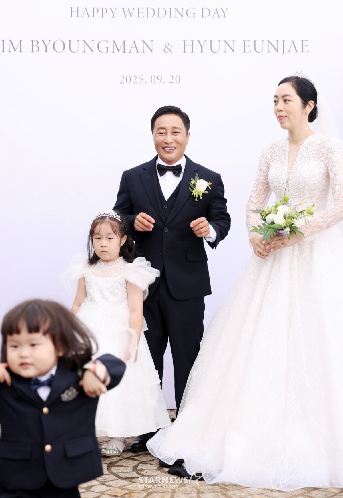 개그맨 김병만과 신부 현은재씨 가족이 20일 서울 서초구 한강세빛섬 플로팅아일랜드에서 열릴 결혼식에 앞서 포즈를 취하고 있다. /2025.09.20 /사진=김휘선 hwijpg@