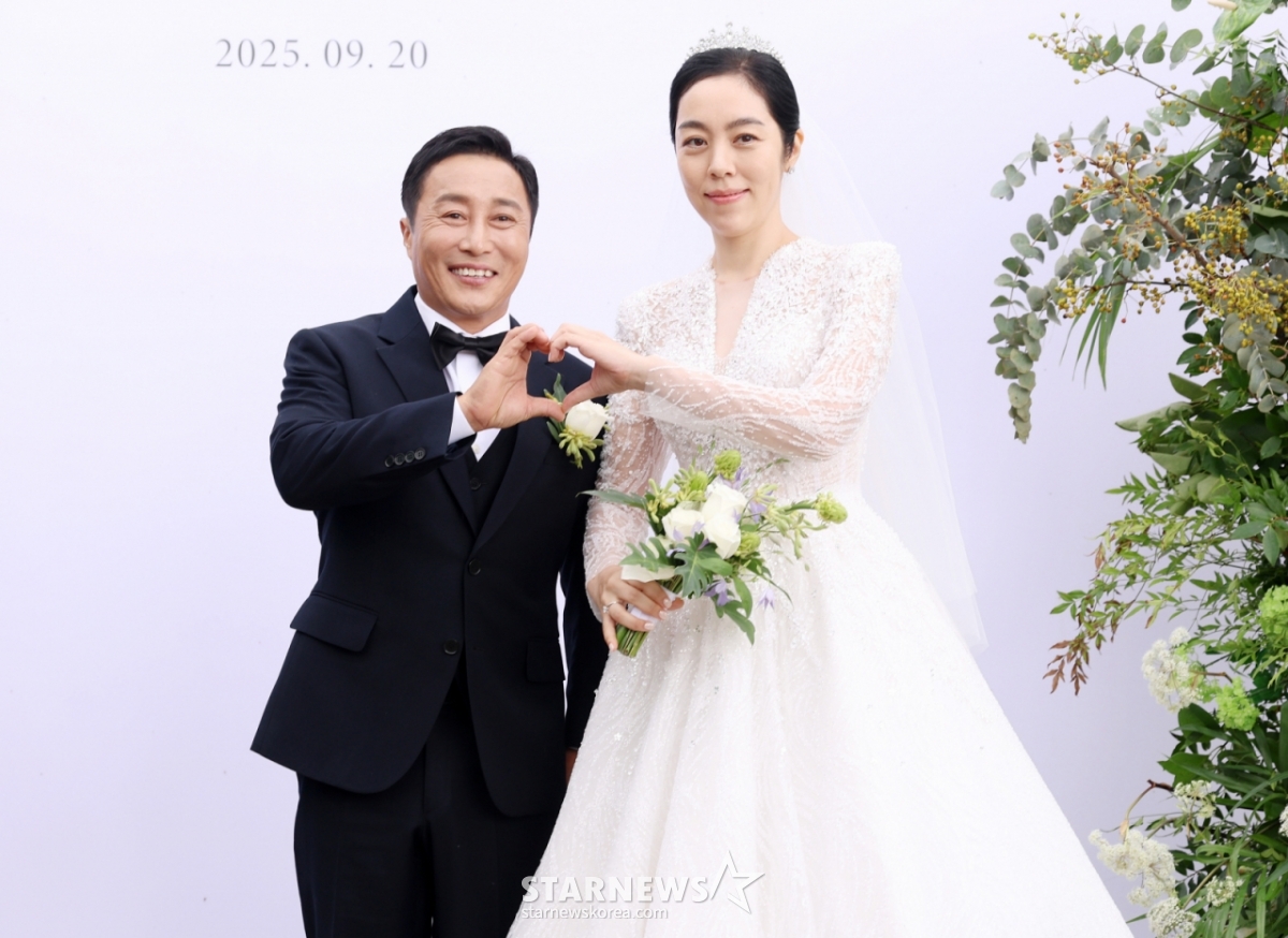 개그맨 김병만과 신부 현은재씨가 20일 서울 서초구 한강세빛섬 플로팅아일랜드에서 열릴 결혼식에 앞서 포즈를 취하고 있다. /2025.09.20 /사진=김휘선 hwijpg@