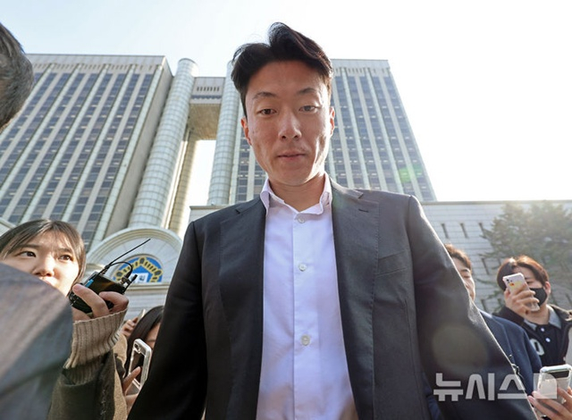 축구선수 황의조가 지난 2월 서울 서초구 서울중앙지방법원에서 열린 불법촬영 등 혐의 1심 선고 공판을 마치고 이동하고 있다. /사진=뉴시스 제공