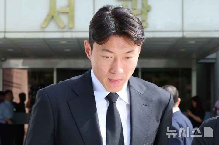 축구선수 황의조가 4일 오후 서울 서초구 서울중앙지방법원에서 열린 불법촬영 등 혐의 항소심 선고를 마치고 법원을 나서고 있다. /사진=뉴시스