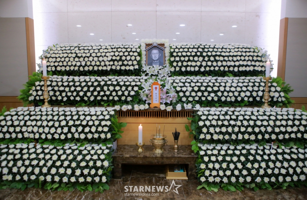 폐기흉 증세 악화로 치료 중 갑작스럽게 세상을 떠난 개그맨 故전유성의 빈소가 26일 서울아산병원 장례식장에 마련됐다. 발인은 28일. /사진공동취재단 2025.09.26 /사진=이동훈 photoguy@
