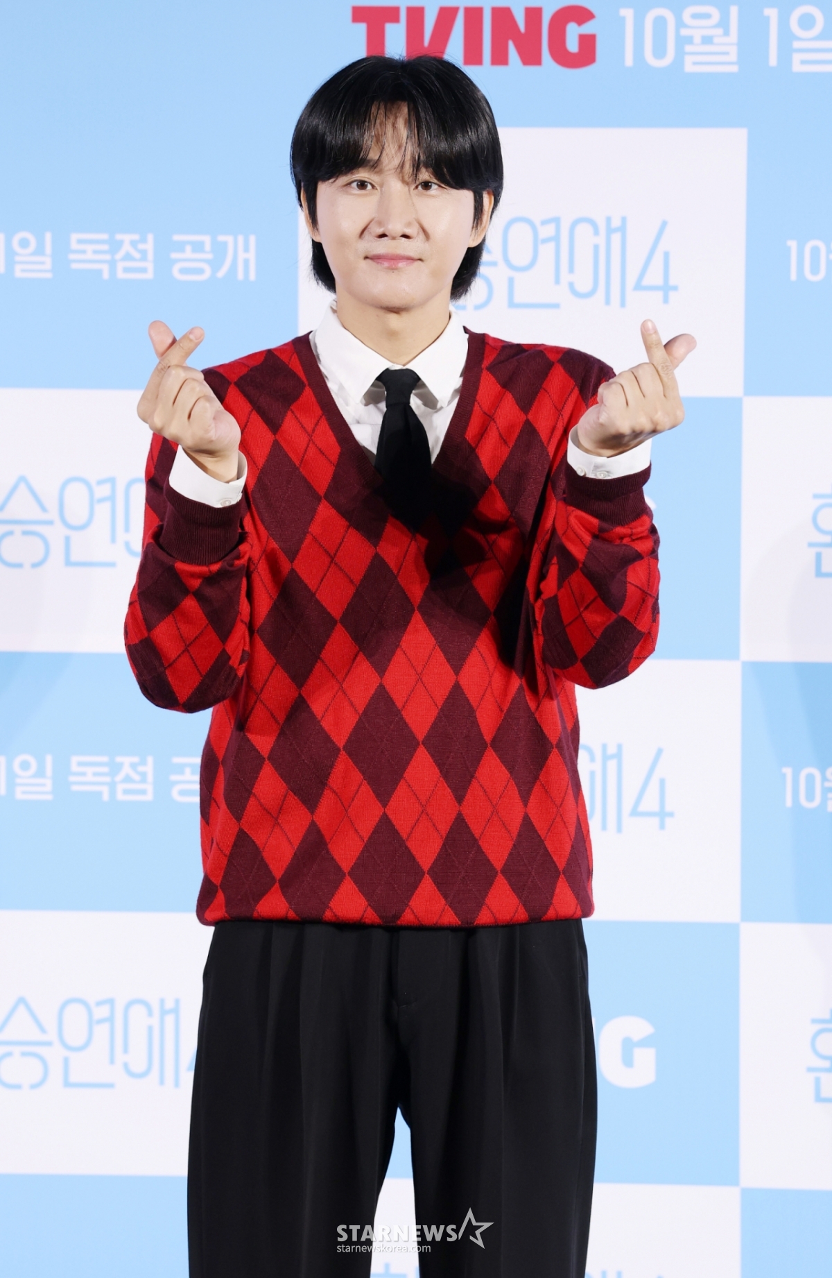 개그맨 이용진이 1일 서울 용산구 CGV 용산아이파크몰에서 진행된 티빙 예능 '환승연애4' 제작발표회에 참석해 포즈를 취하고 있다. /사진=김휘선 hwijpg@