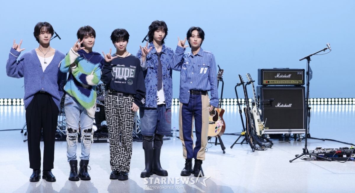 밴드 하이파이유니콘이 13일 서울 마포구 상암동 MBC 공개홀에서 열린 Hi-Fi Un!corn(하이파이유니콘) Single Album 'Teenage Blue' 발매 쇼케이스에 참석해 포즈를 취하고 있다. /2025.10.13 /사진=김휘선 hwijpg@
