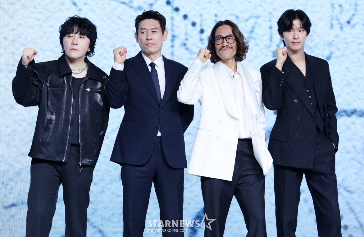 변성현 감독, 배우 설경구, 류승범, 홍경이 14일 서울 종로구 JW 메리어트 동대문 스퀘어에서 진행된 넷플릭스 영화 '굿뉴스' 제작보고회에 참석해 포즈를 취하고 있다. /2025.10.14 /사진=김휘선 hwijpg@