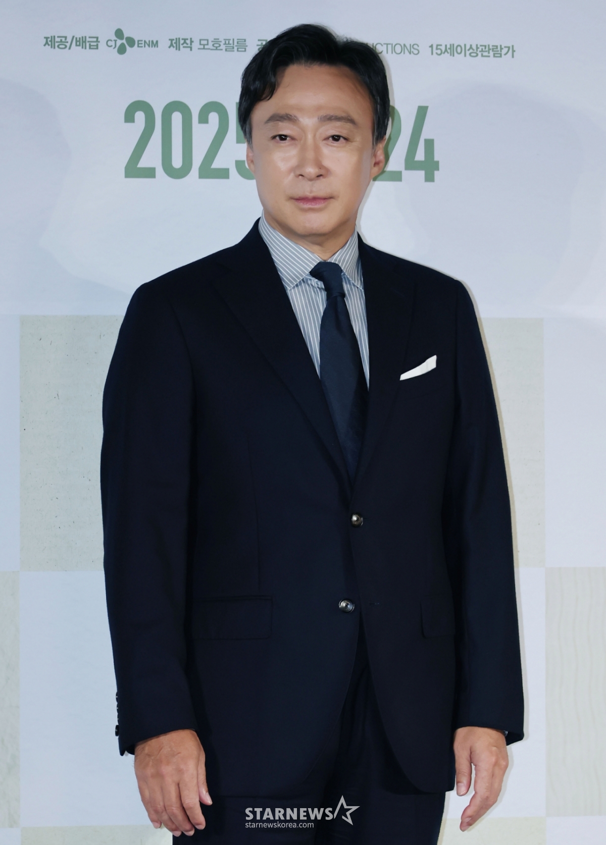 배우 이성민이 22일 오후 서울 CGV용산아이파크몰에서 진행된 영화 '어쩔수가 없다'(감독 박찬욱) 언론배급시사회 및 기자간담회에 참석해 포즈를 취하고 있다.  '다 이루었다'고 느낄 만큼 삶이 만족스러웠던 회사원 만수(이병헌)가 덜컥 해고된 후, 아내와 두 자식을 지키기 위해, 어렵게 장만한 집을 지켜내기 위해, 재취업을 향한 자신만의 전쟁을 준비하며 벌어지는 이야기를 그린 작품 '어쩔수가없다'는 오는 24일 개봉한다. /2025.09.22 /사진=이동훈 photoguy@