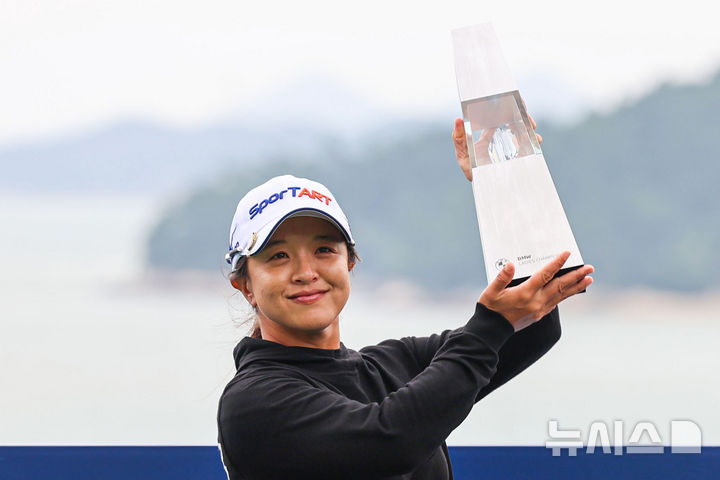 김세영이 19일 전남 해남군 파인비치 골프링크스(파72)에서 열린 LPGA 투어 BMW 레이디스 챔피언십에서 우승 후 트로피를 들어보이고 있다. /사진=뉴시스