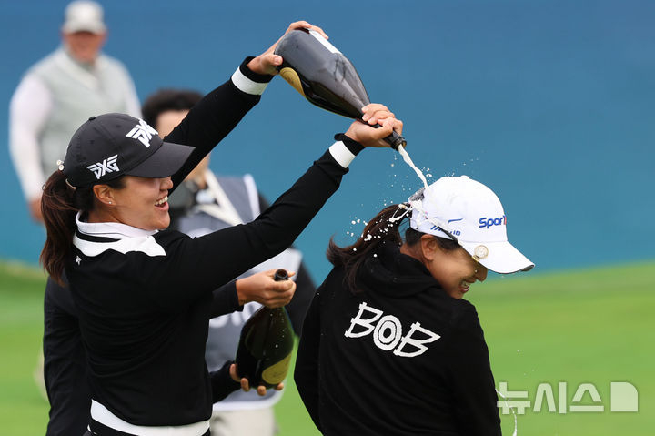 김세영(오른쪽)이 19일 전남 해남군 파인비치 골프링크스(파72)에서 열린 LPGA 투어 BMW 레이디스 챔피언십 우승 후 동료들에게 삼폐인 세례를 맞고 있다. /사진=뉴시스