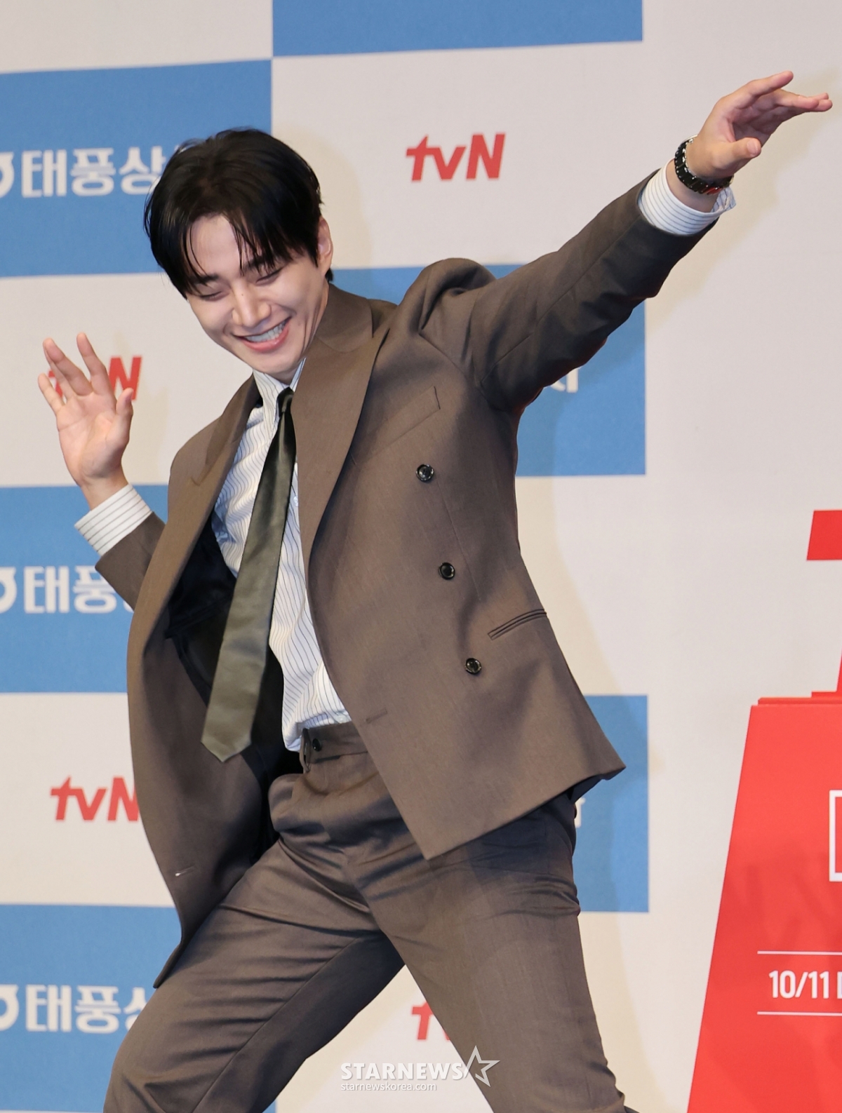 배우 이준호가 1일 오후 서울 구로구 더 링크 트리뷰트 포트폴리오 호텔에서 진행된 tvN 드라마 '태풍상사' 제작발표회에 참석해 포즈를 취하고 있다. 1997년 IMF. 직원도, 돈도, 팔 것도 없는 무역회사의 사장이 되어버린 초보 상사맨 ‘강태풍’의 고군분투 성장기 '태풍상사'는 오는 11일 첫 방송된다. /2025.10.01 /사진=이동훈 photoguy@