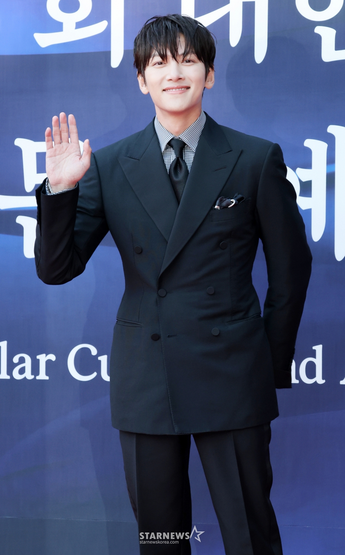 배우 지창욱이 23일 서울 중구 국립극장 해오름극장에서 진행된 '제16회 대한민국 대중문화예술상' 레드카펫에 참석해 포즈를 취하고 있다. /2025.10.23 /사진=김휘선 hwijpg@