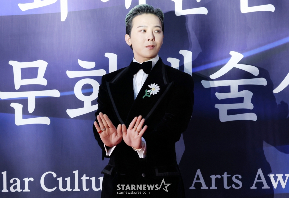 가수 지드래곤이 23일 서울 중구 국립극장 해오름극장에서 진행된 '제16회 대한민국 대중문화예술상' 레드카펫에 참석해 포즈를 취하고 있다. /2025.10.23 /사진=김휘선 hwijpg@