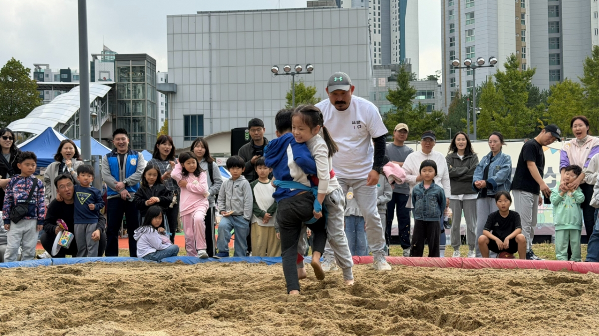 신봉동나눔축제 '길거리 씨름 한 판' 씨름체험교실 중. /사진=대한씨름협회 제공