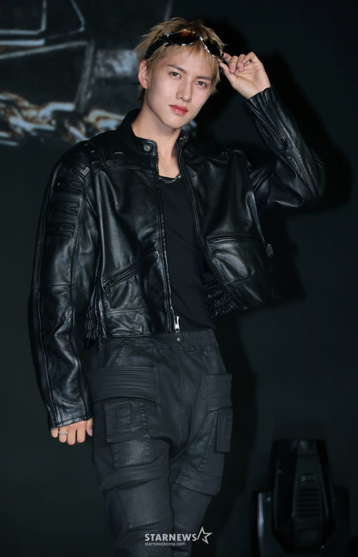그룹 82메이저(82MAJOR) 조성일이 30일 오후 서울 강남구 일지아트홀에서 진행된 미니 4집 ‘Trophy’(트로피) 발매기념 쇼케이스에서 포즈를 취하고 있다. 타이틀곡 '트로피'(TROPHY)는 중독적인 베이스 라인이 중심을 잡는 테크하우스 장르의 곡으로, 트로피를 차곡차곡 쌓아가겠다는 포부를 가사에 담아냈다. /2025.10.30 /사진=이동훈 photoguy@