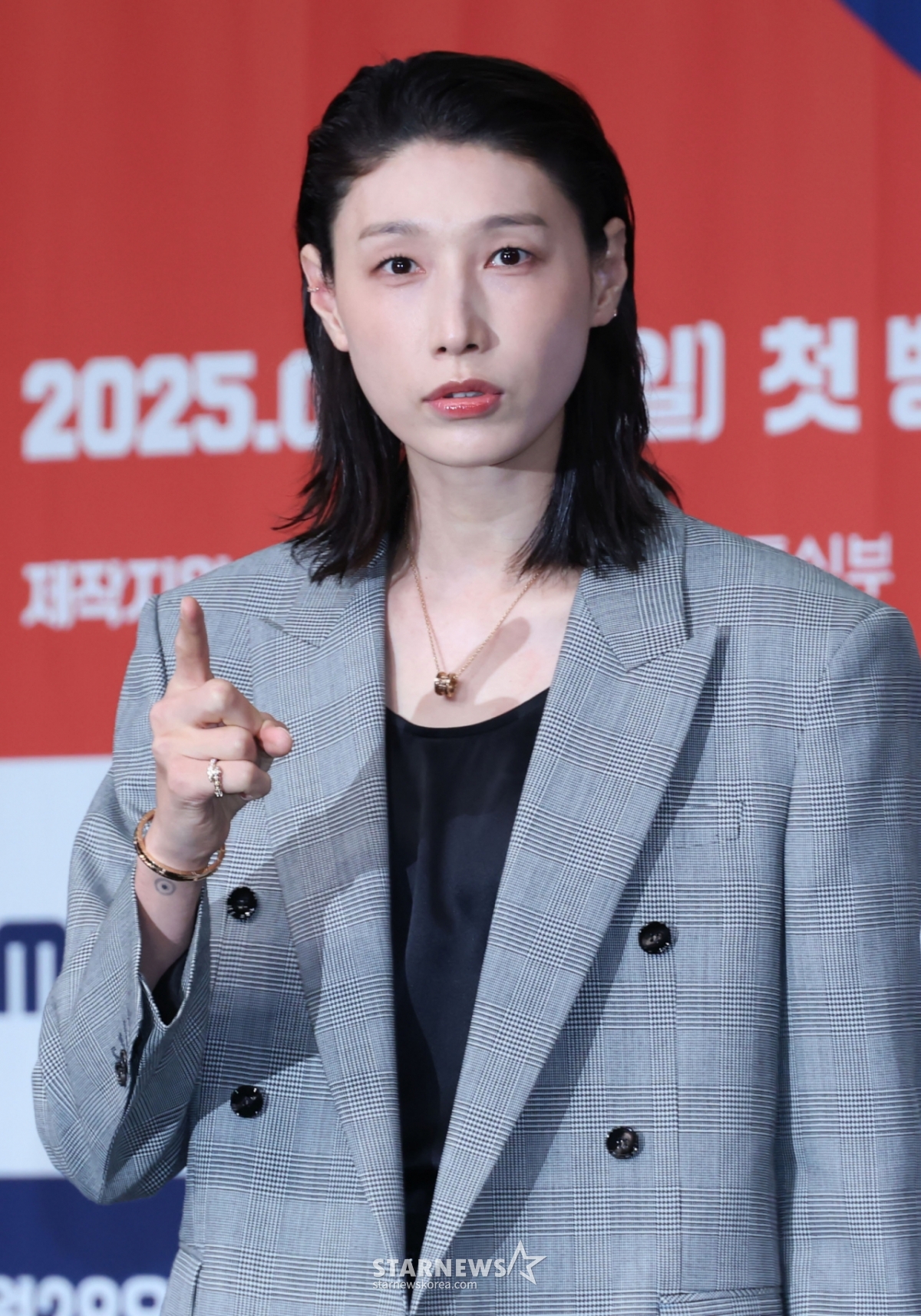 전 배구 국가대표선수 김연경이 24일 오후 서울 마포구 상암동 MBC에서 진행된 예능프로그램 '신인감독 김연경' 제작발표회에 참석해 포즈를 취하고 있다. 신인감독으로 돌아온 배구계의 전설 배구황제 김연경의 구단 창설 프로젝트 '신인감독 김연경'은 오는 28일 첫 방송된다. /2025.09.24 /사진=이동훈 photoguy@