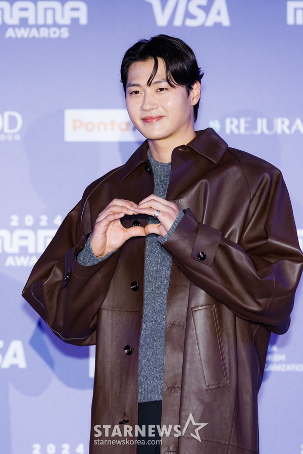 펜싱 오상욱이 23일 일본 오사카 쿄세라 돔에서 열린 '2024 마마 어워즈'(MAMA AWARDS) 레드카펫 행사에 참석해 포즈를 취하고 있다. / 사진제공=CJ ENM /사진=김창현 chmt@