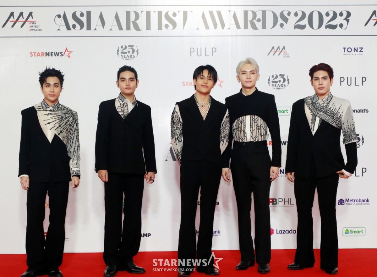 필리핀 그룹 SB19가 14일 필리핀 아레나에서 열린 '2023 아시아 아티스트 어워즈 인 필리핀'(2023 Asia Artist Awards IN THE PHILIPPINES, 이하 '2023 AAA') 레드카펫 행사에 참석해 포즈를 취하고 있다. 2023.12.14 /사진=이동훈