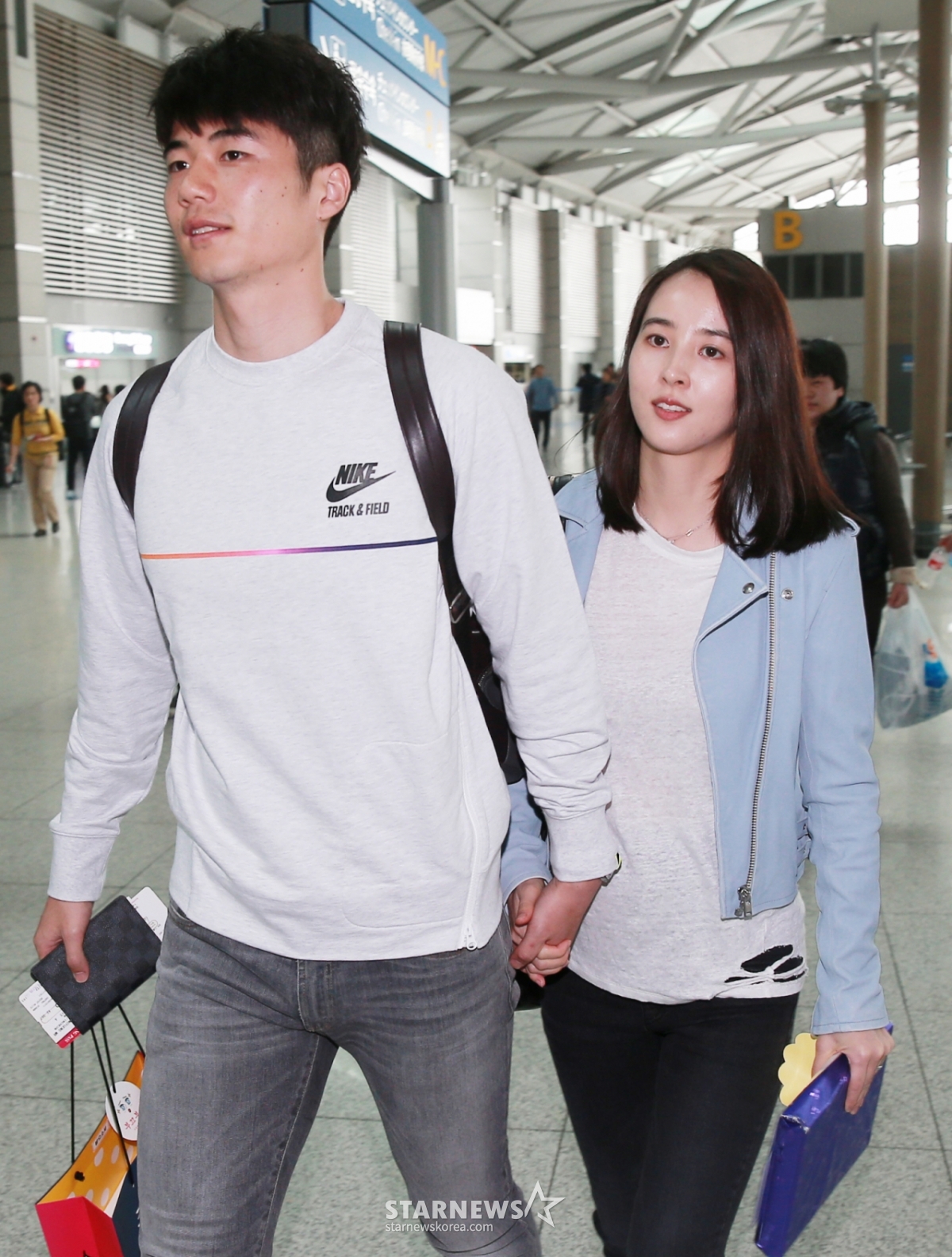 $ 스완지시티 AFC 기성용과 배우 한혜진 부부가 1일 오전 인천국제공항을 통해 런던으로 출국하고 있다. /사진=김창현 기자 chmt@