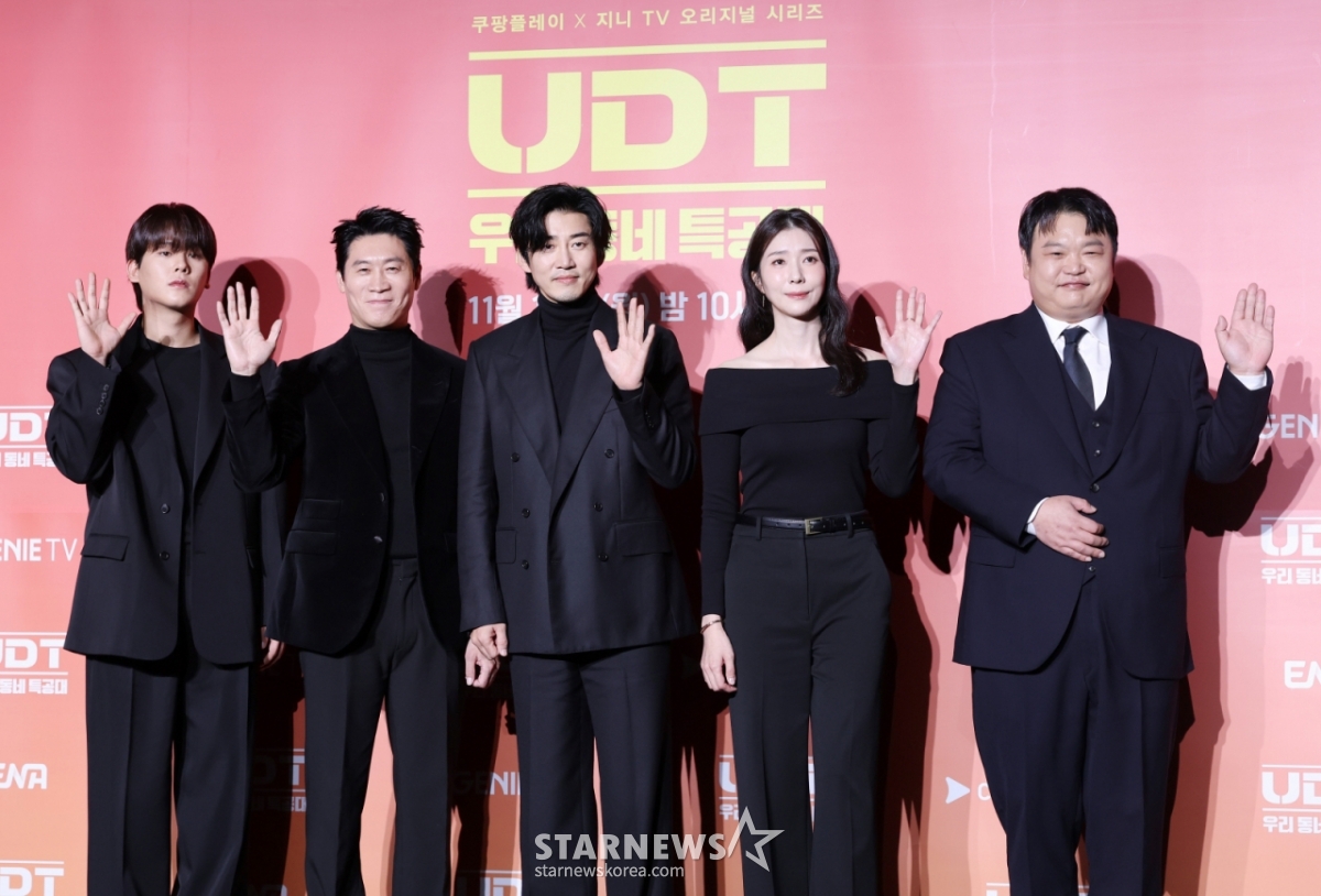 배우 이정하, 진선규, 윤계상, 김지현, 고규필이 17일 서울 광진구 풀만 앰버서더 서울이스트폴에서 진행된 쿠팡플레이x지니TV 시리즈 'UDT: 우리 동네 특공대' 제작발표회에 참석해 포즈를 취하고 있다. /2025.11.17 /사진=김휘선 hwijpg@